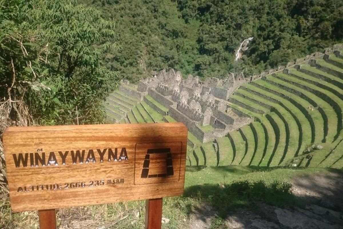 một biển báo có tầm nhìn ra một giảng đường