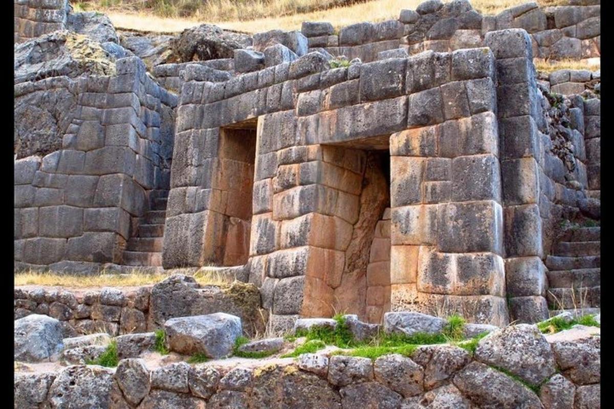una grande struttura in pietra con due aperture al suo interno