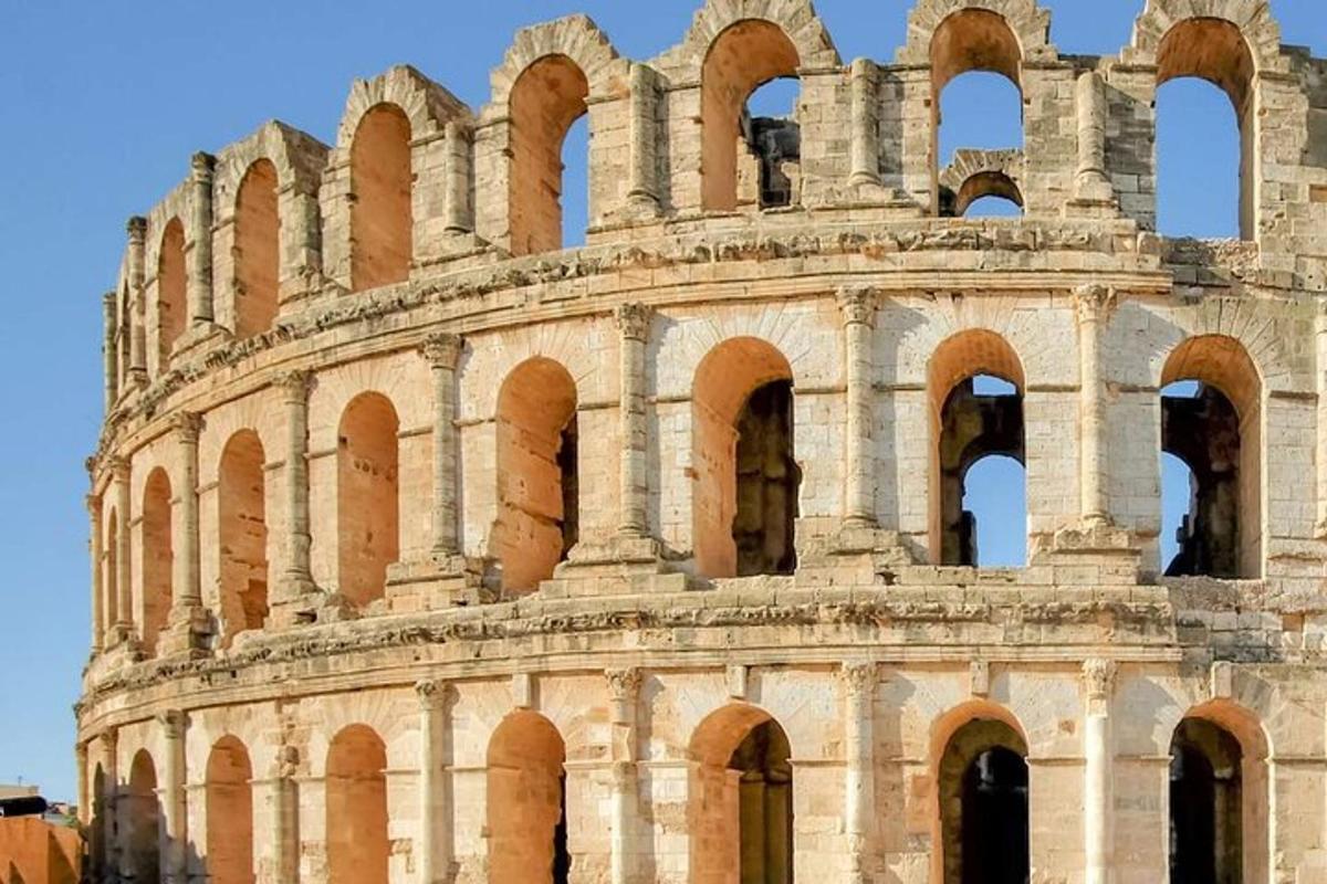 a large building with many arches on it