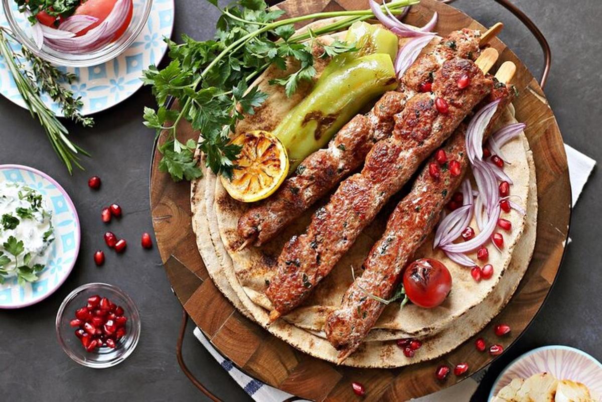 en tallerken med mat med pølse og grønnsaker på et bord