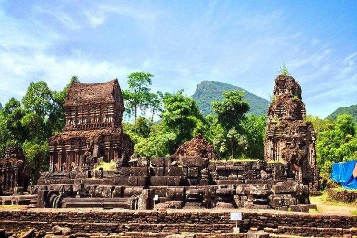 một nhóm đền đá với những ngọn núi ở phía sau