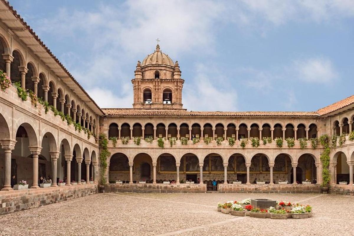 un gran edifici amb una torre del rellotge al fons