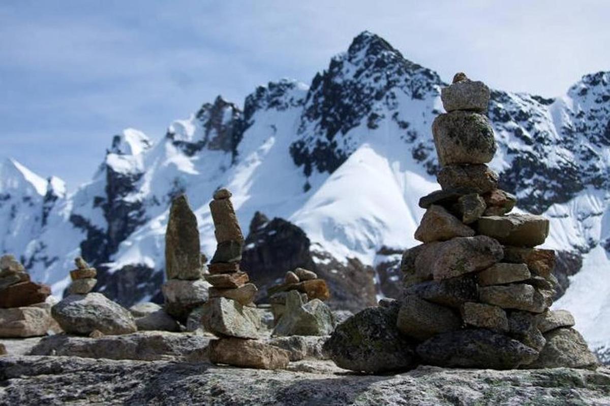 ein Stapel Steine auf einem Berggipfel