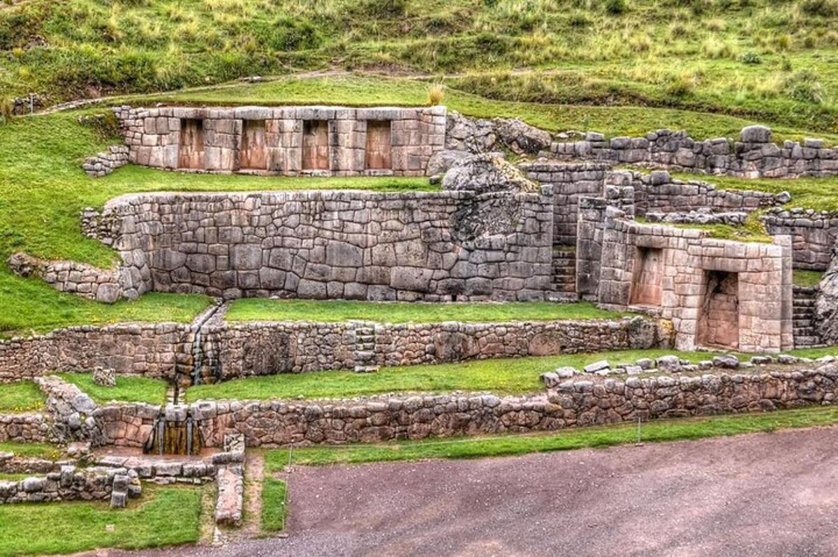 un edificio de piedra en la ladera de una colina