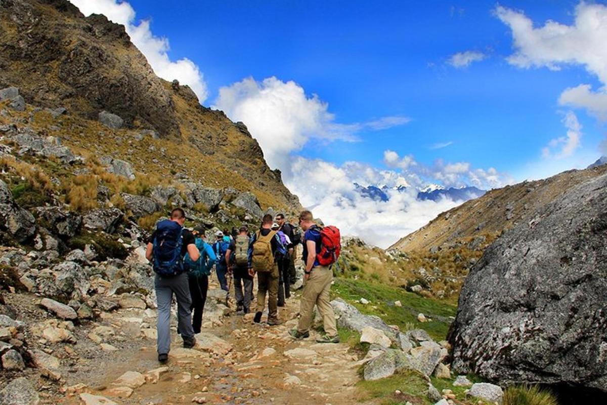 eine Gruppe von Menschen, die auf einem Bergpfad wandern