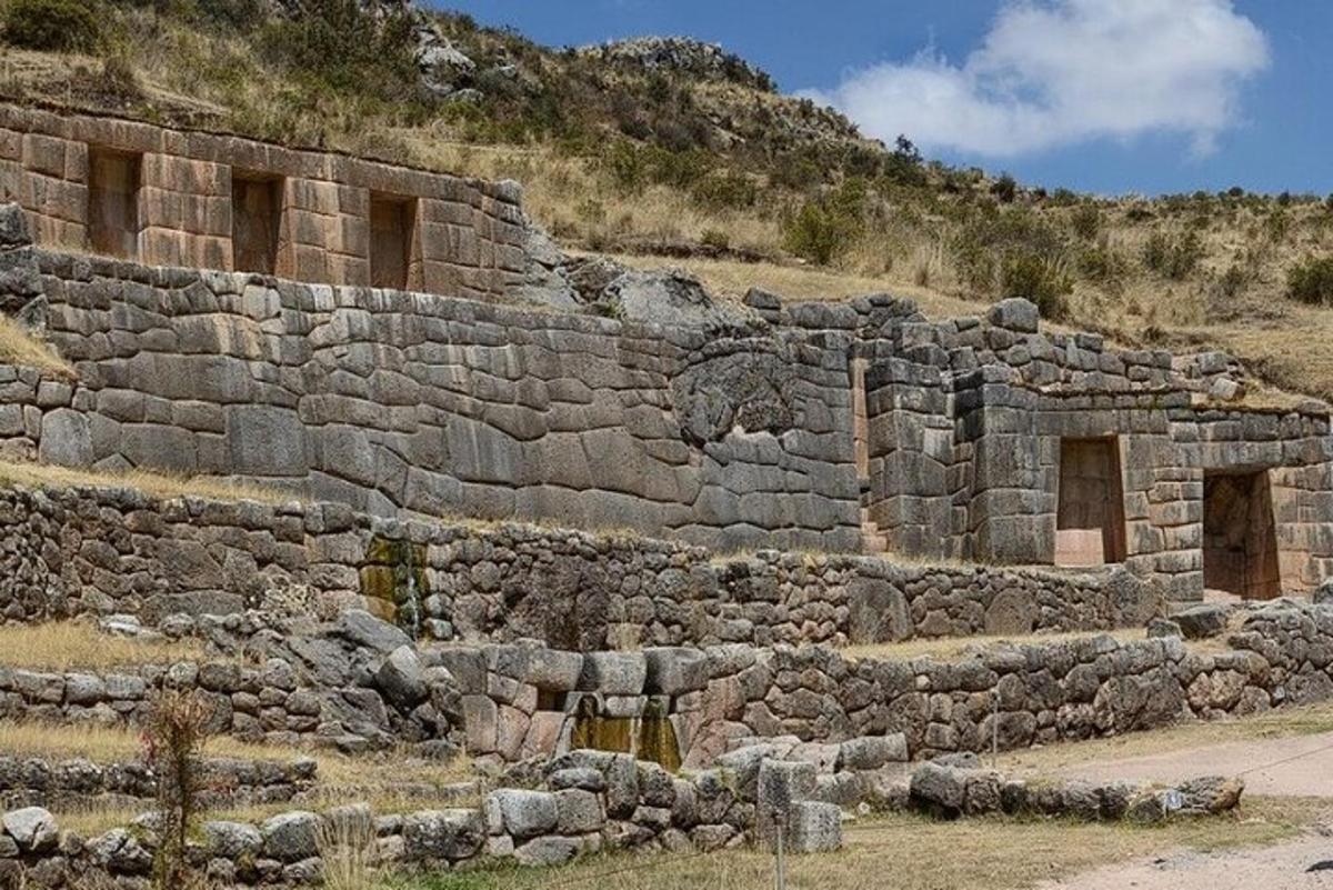 Un antiguo edificio de piedra en la ladera de una colina