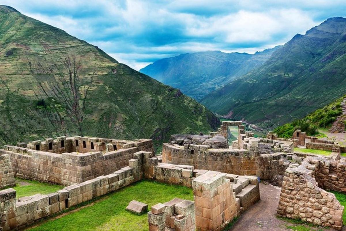 Ruinas antiguas de un edificio con montañas al fondo