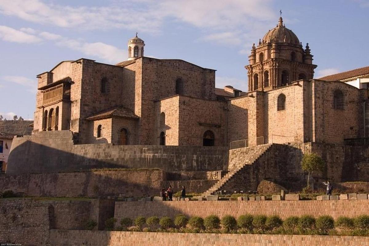 un grande edificio con una torre dell'orologio in cima