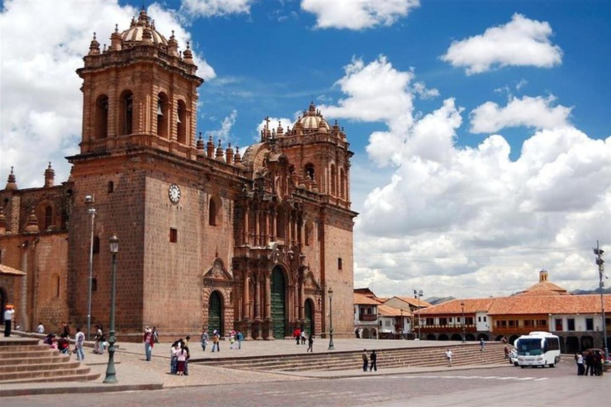 un grande edificio con una torre dell'orologio in una città