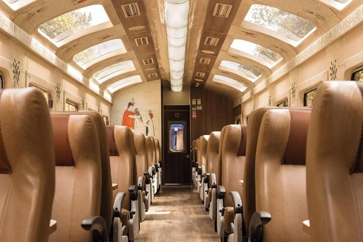 isang walang laman na kotse ng tren na may mga bakanteng upuan at kisame