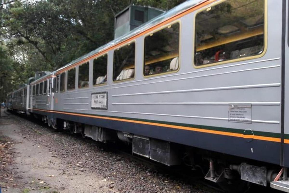 kereta api perak sedang duduk di atas landasan