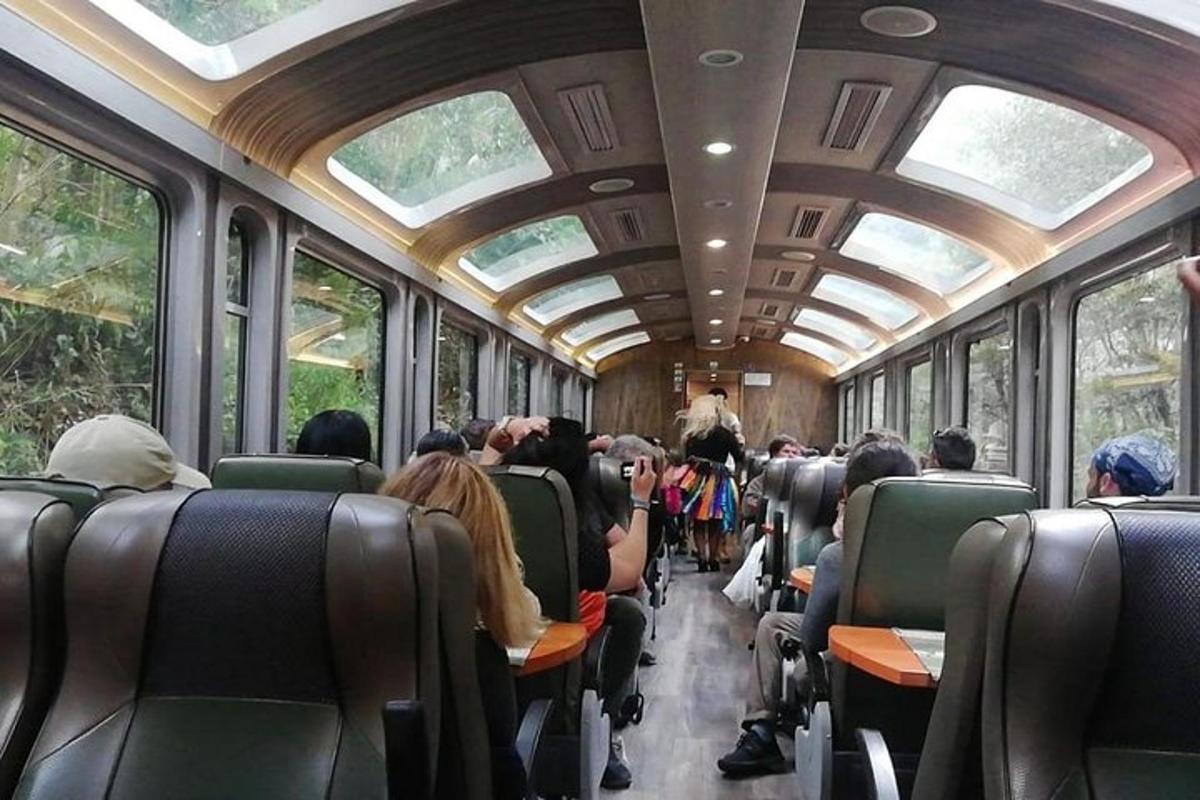 un grup de oameni care călătoresc într-un tren