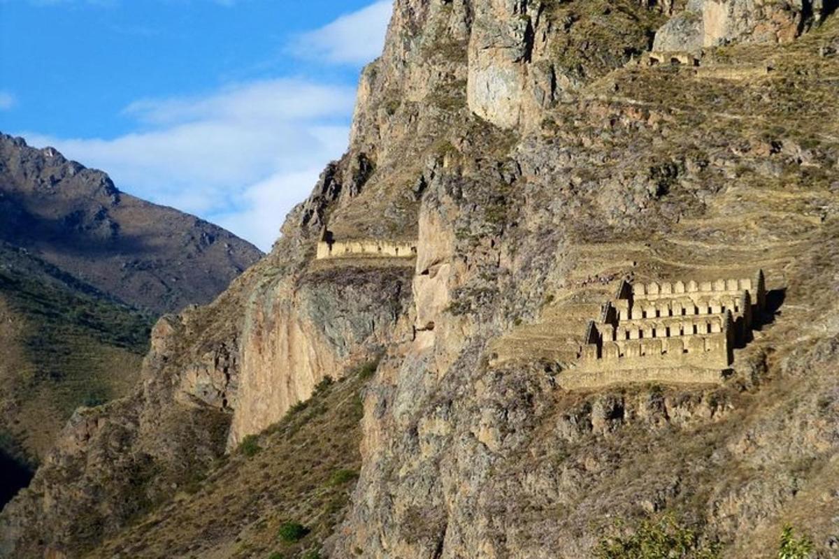 o stâncă de munte cu un castel pe ea