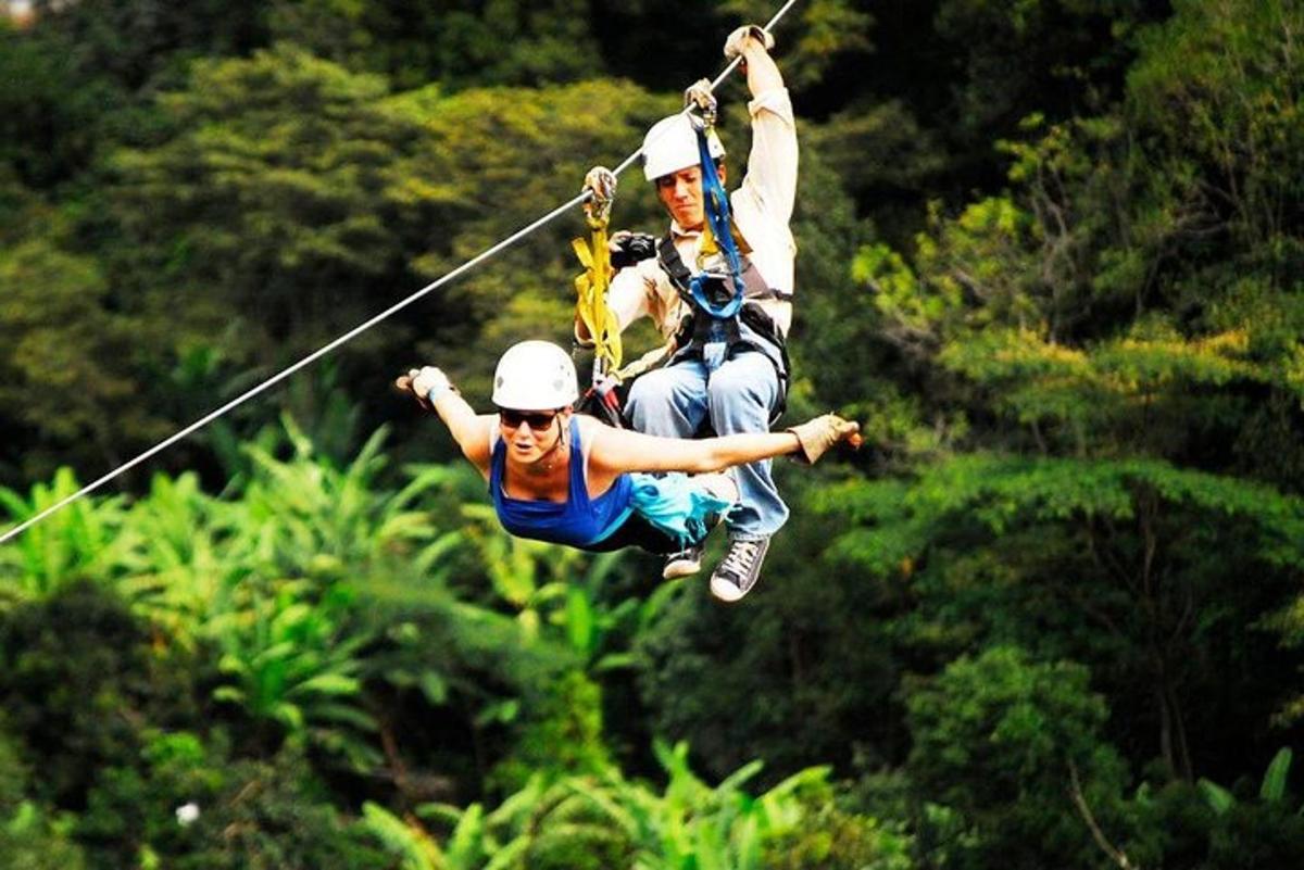 dos personas en una tirolesa en la jungla
