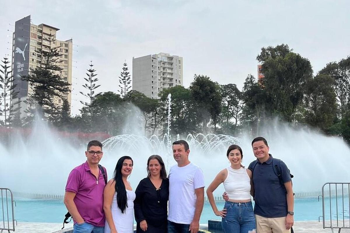 un gruppo di persone in piedi davanti a una fontana