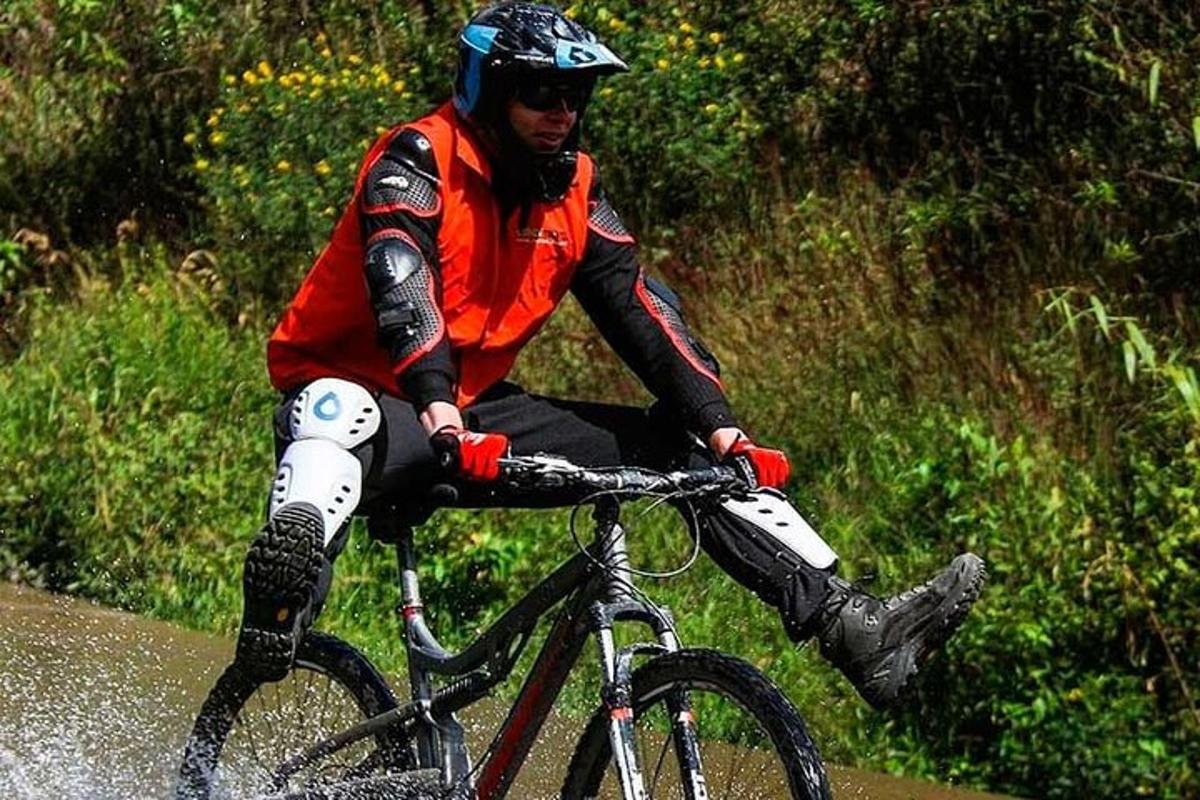 um homem andando de bicicleta pela estrada