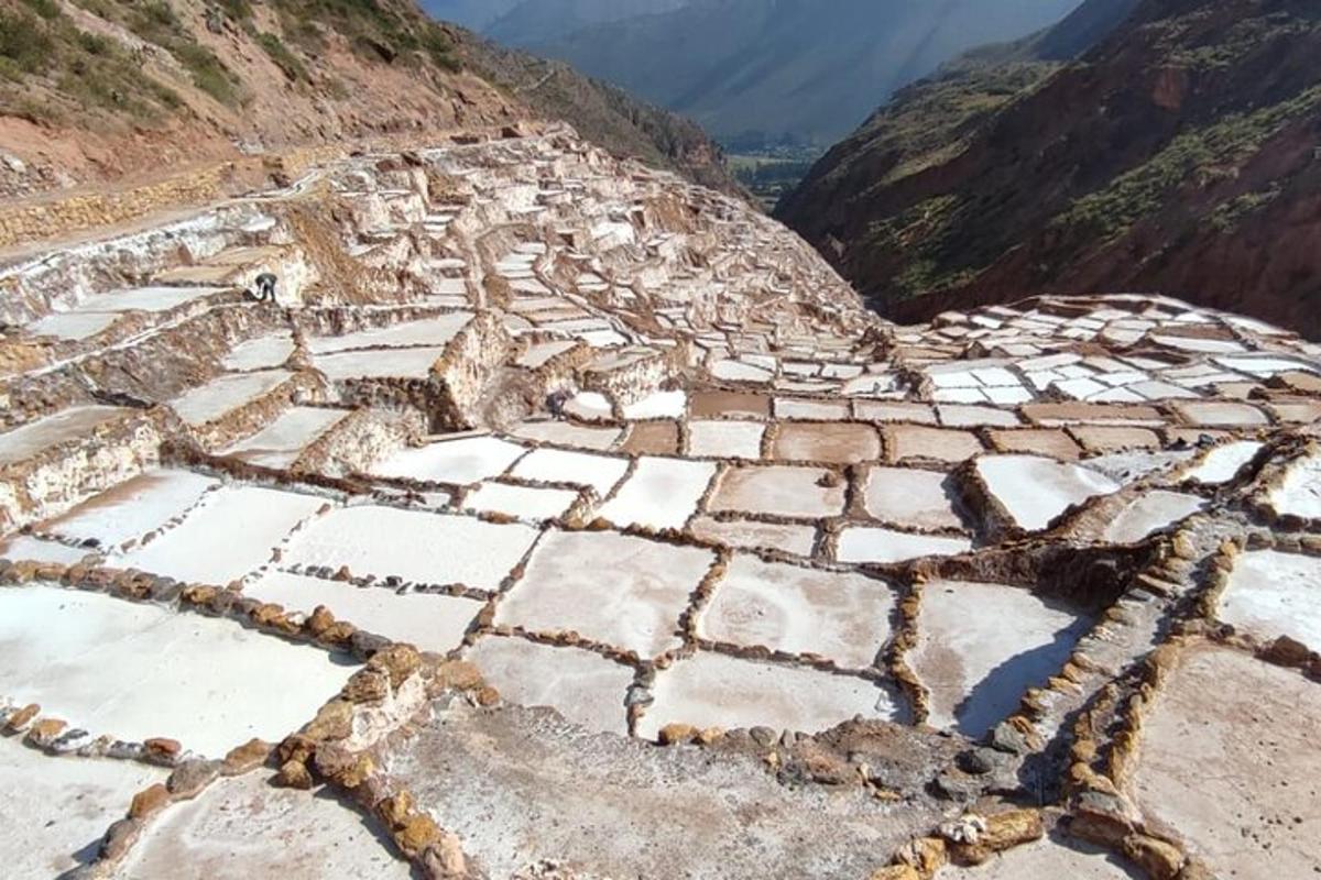 ruïnes antigues al vessant d'una muntanya