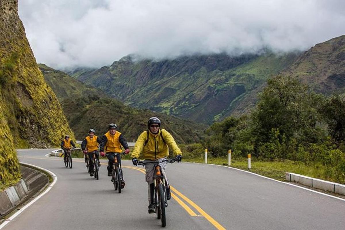 Un grupo de personas que van en bicicleta por una calle.