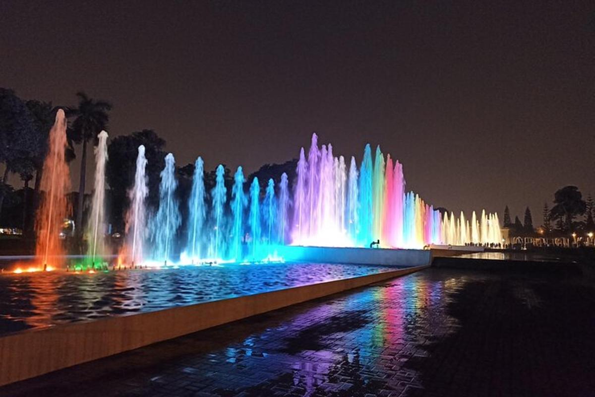 una fontana con luci colorate nell'acqua di notte