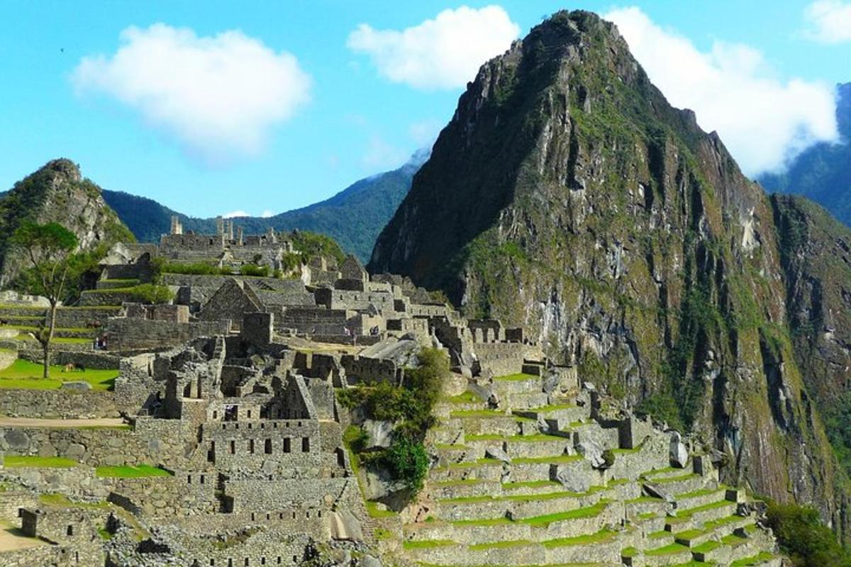 una ciudad antigua en la ladera de una montaña