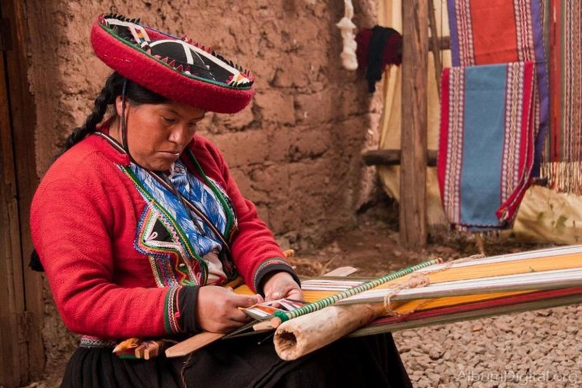 Una mujer con un sombrero sosteniendo un bate de béisbol