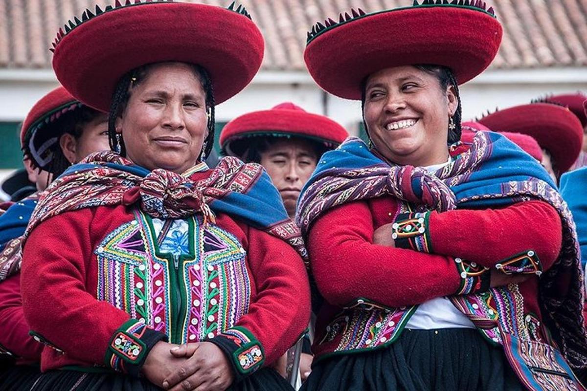 Dos mujeres vestidas con ropa tradicional, una al lado de la otra.