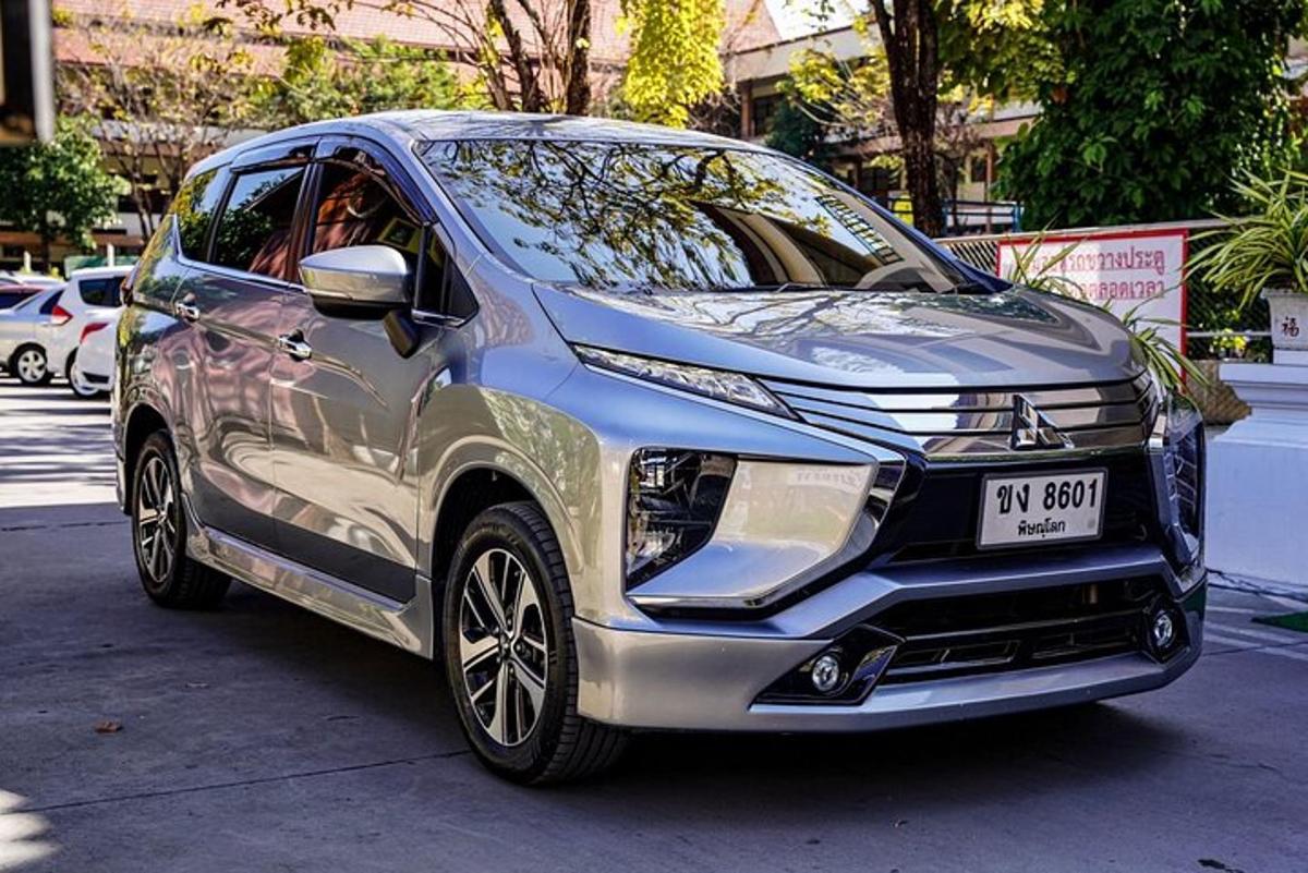 sebuah mobil perak terparkir di jalan kota