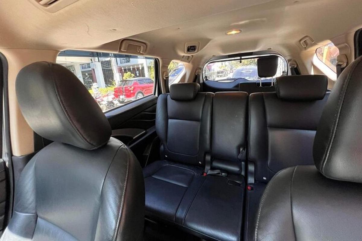 pemandangan kursi belakang mobil