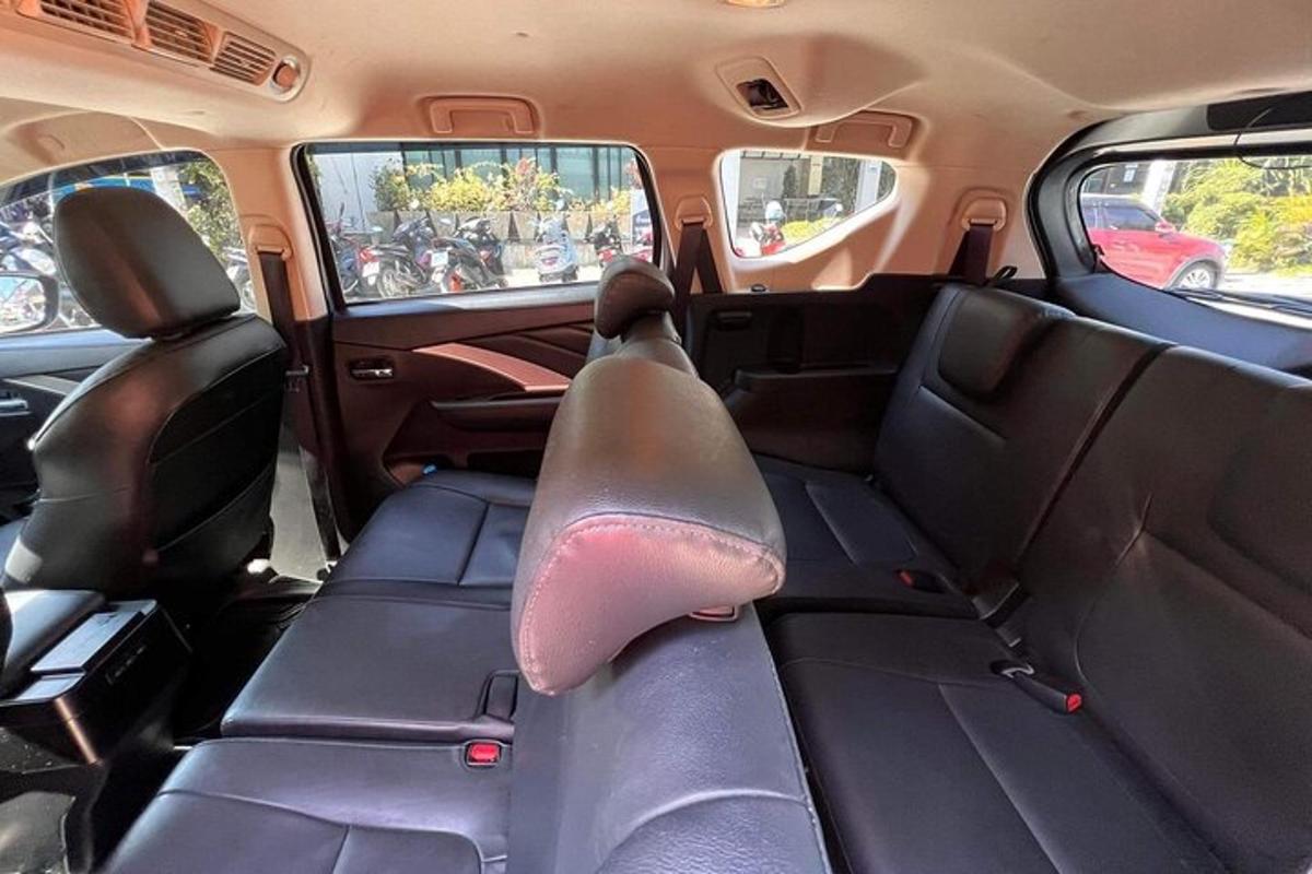 kursi belakang mobil dengan kursi belakang kosong