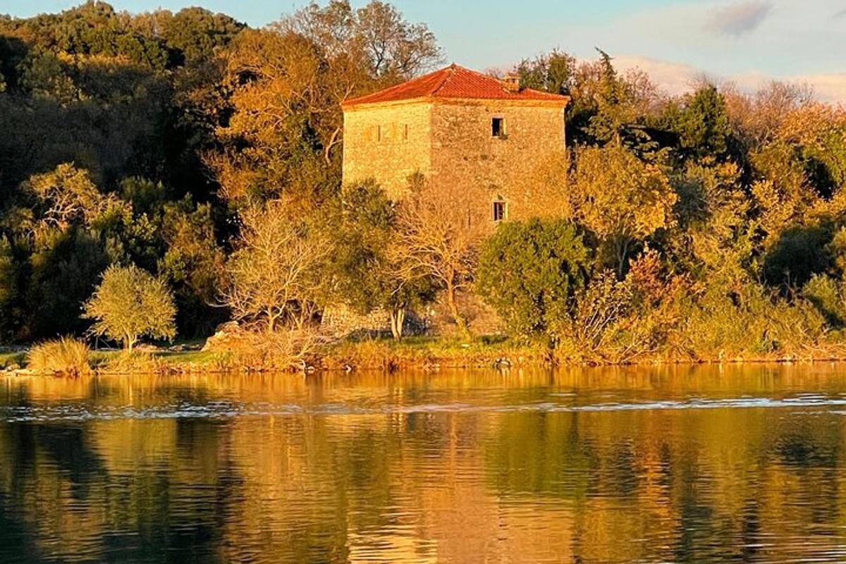 un vecchio edificio situato sul lato di uno specchio d'acqua