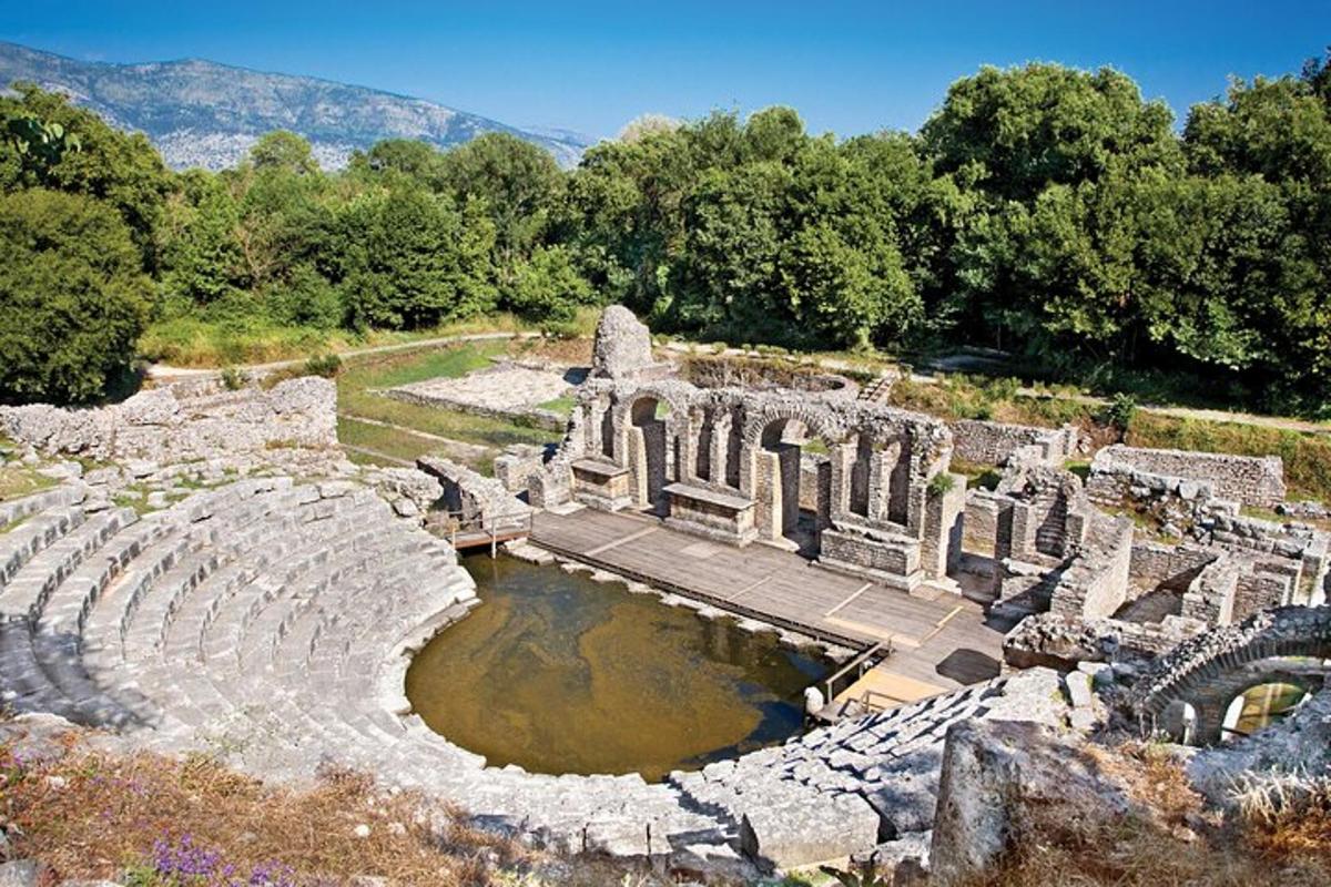 un antico anfiteatro con uno stagno al centro