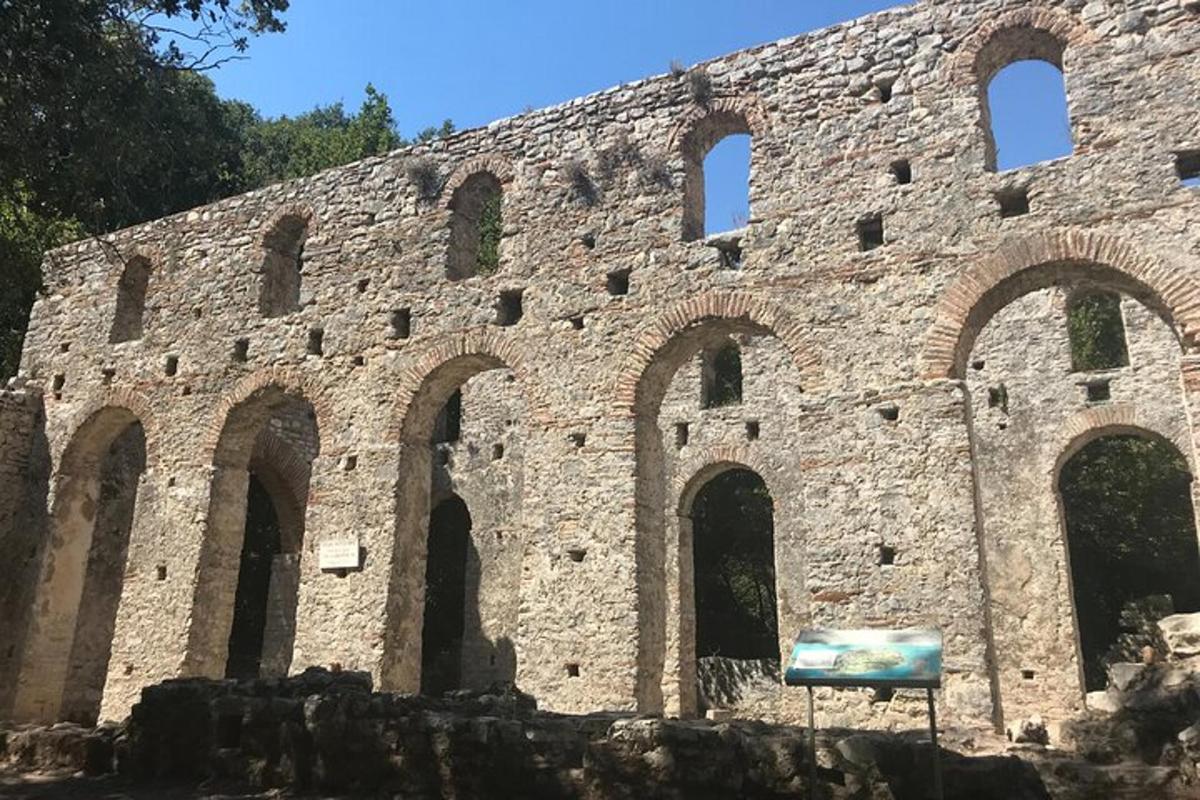 un grande edificio in mattoni con archi