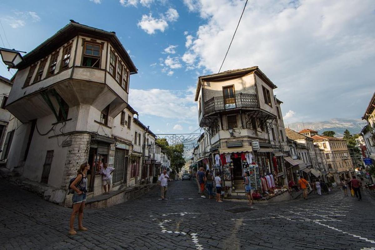 μια ομάδα ανθρώπων που περπατούν σε έναν δρόμο με κτίρια