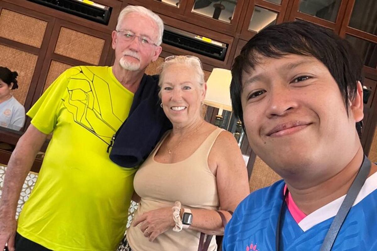 seorang pria dan seorang wanita berpose untuk foto