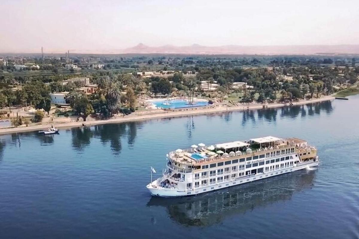 крузер у води близу плаже