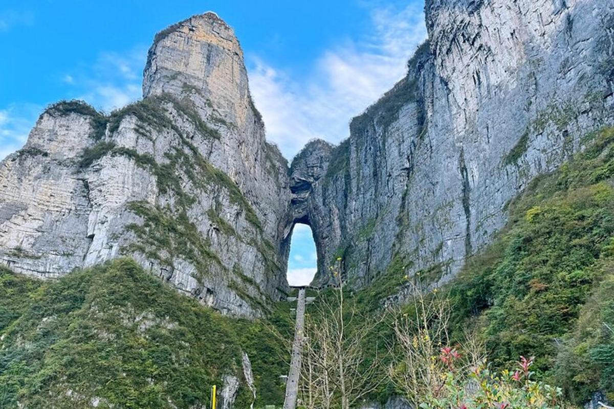 一座山上有一条隧道