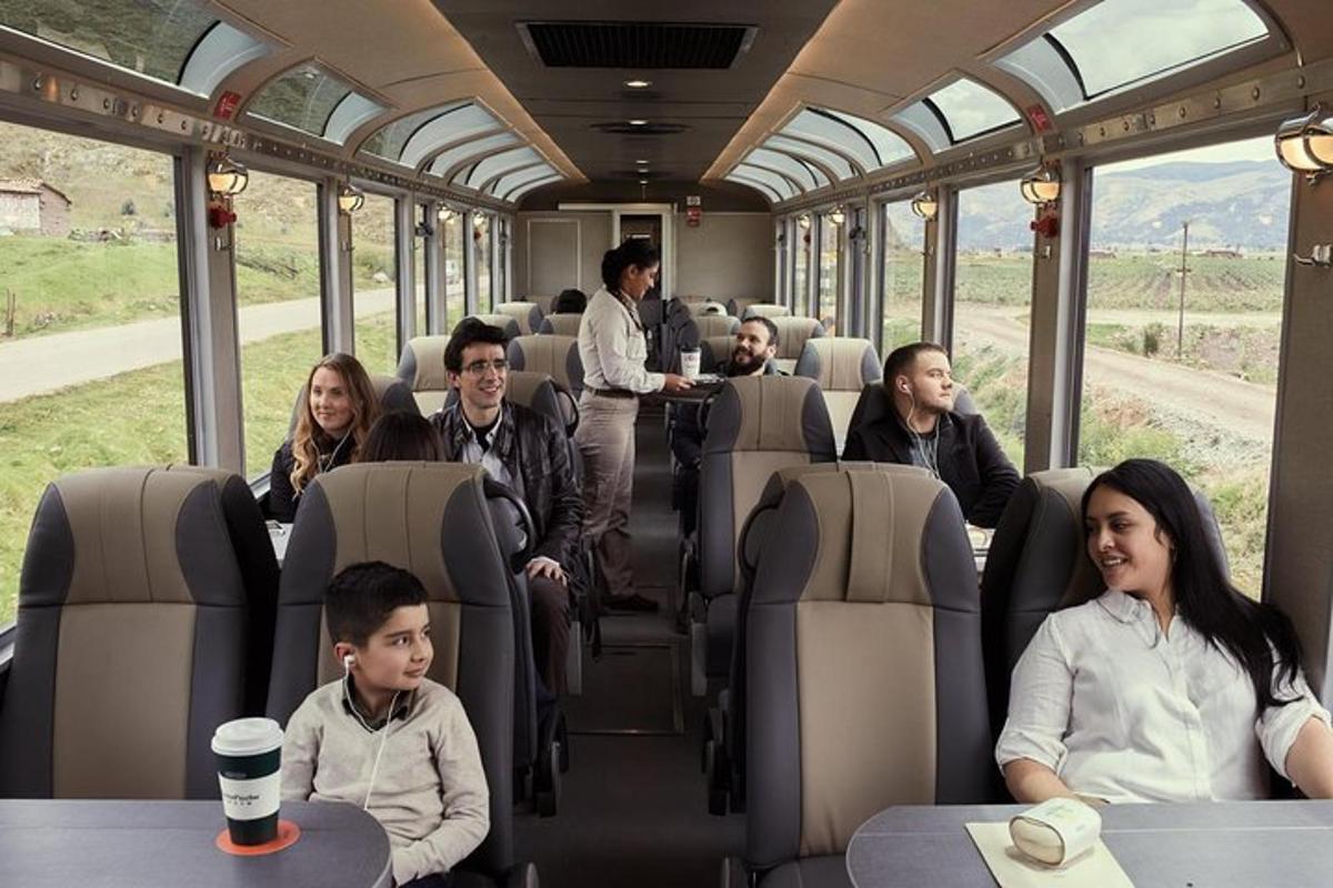 een groep mensen die in een trein zitten