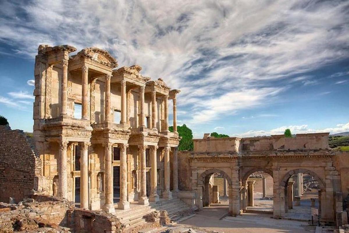 un antico edificio con pilastri e un arco