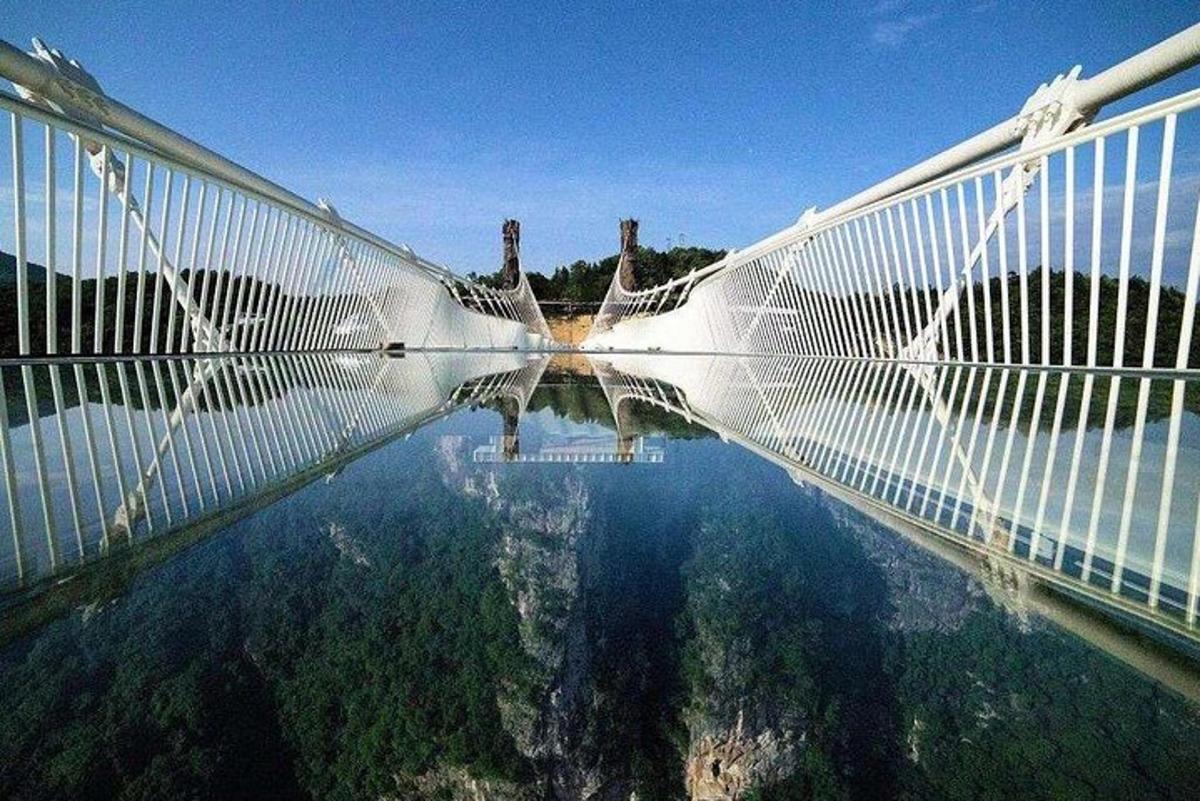 un ponte aperto con un riflesso nell'acqua