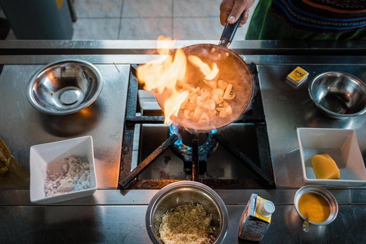 una persona che cucina cibo su un fornello in una cucina