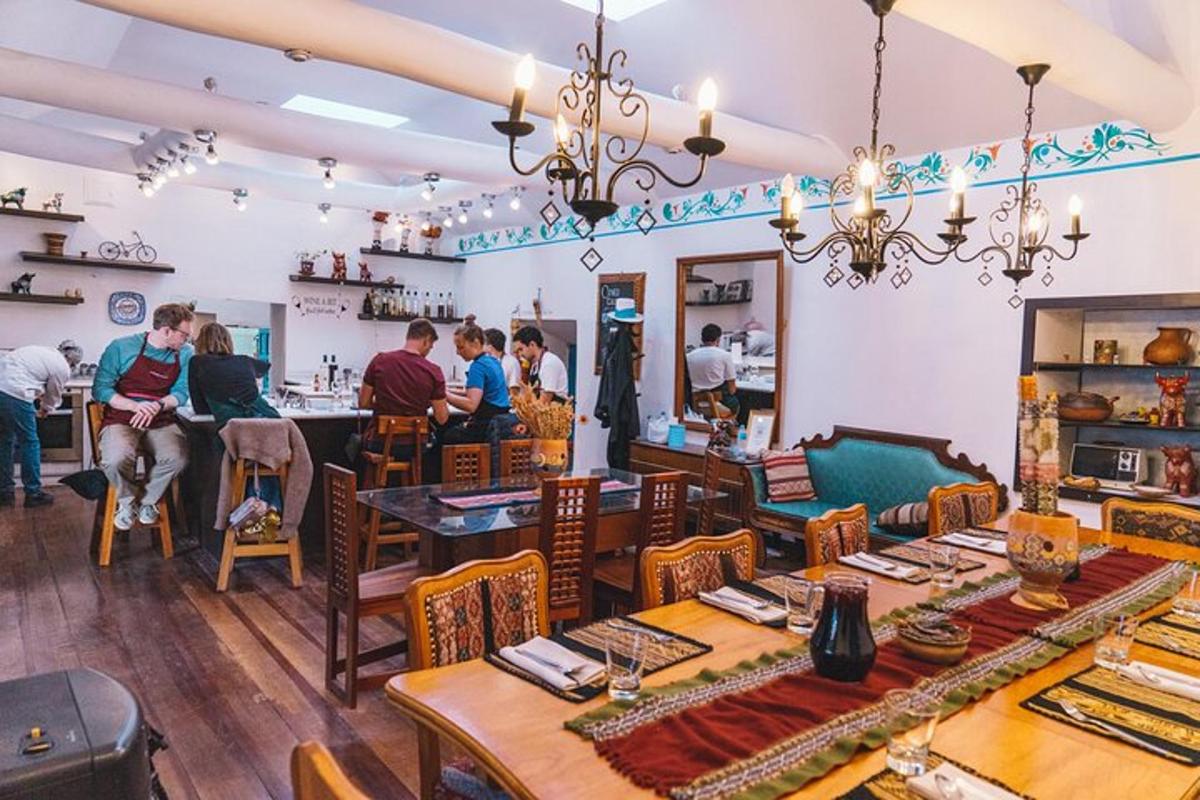 un ristorante con persone sedute ai tavoli in una stanza