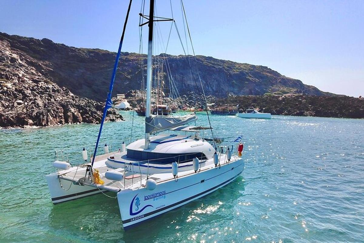 Un velero está atracado en un cuerpo de agua