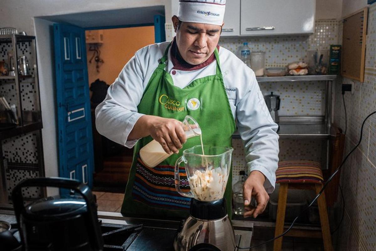 un uomo in cucina che prepara il cibo in un frullatore