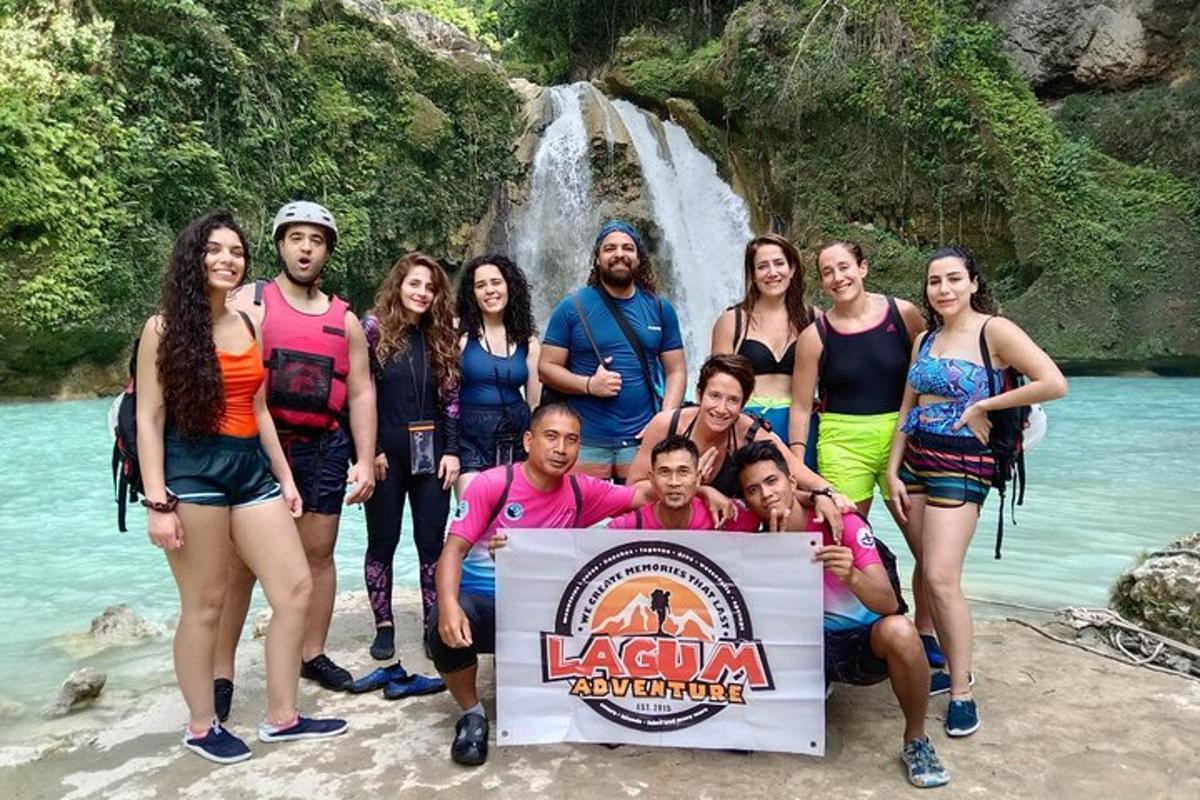 un gruppo di persone in piedi davanti a una cascata