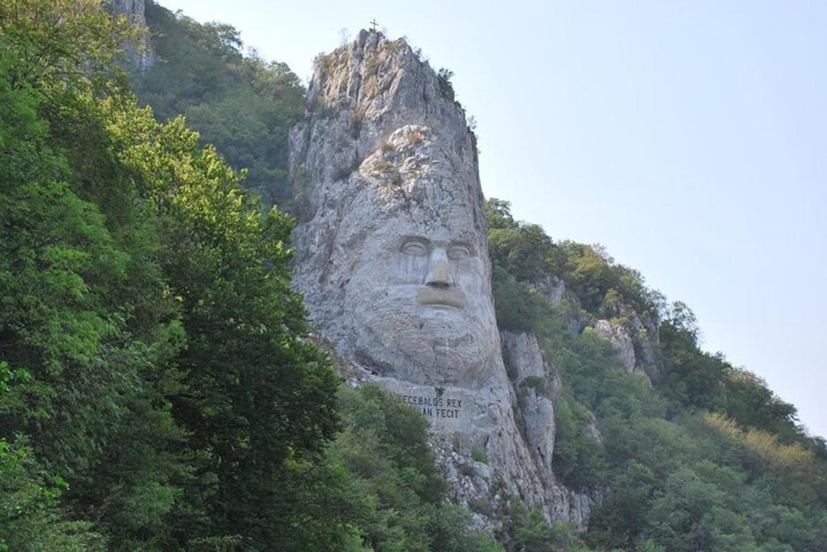 eine große Steinwand an der Seite eines Berges
