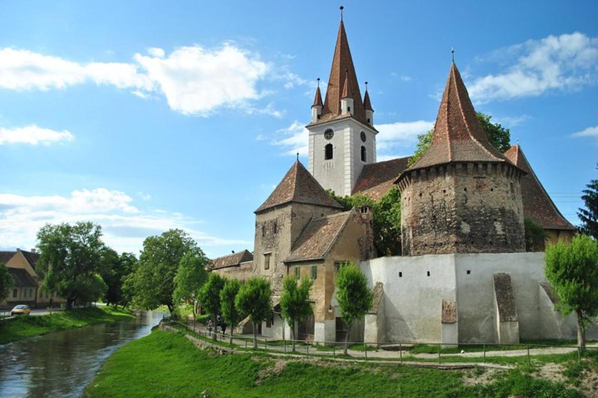 sena pilis su bažnyčia ir upe