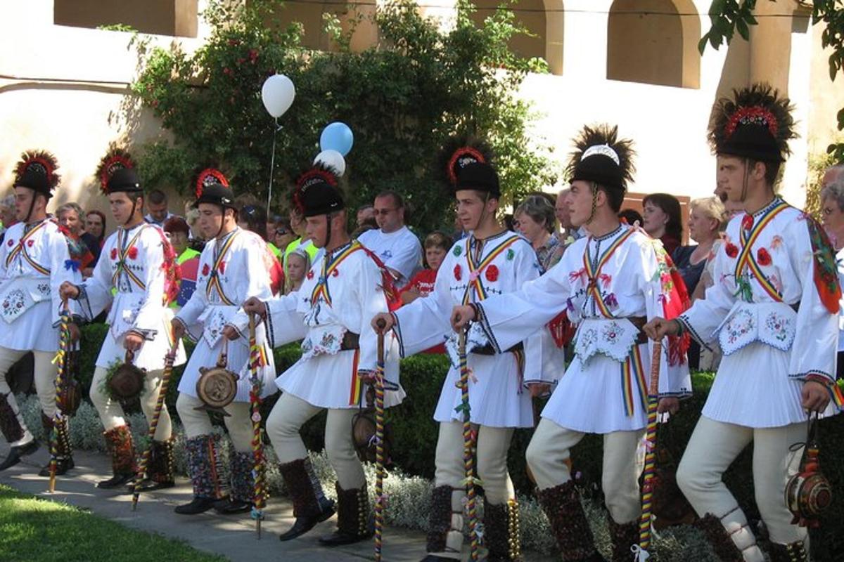un gruppo di uomini in uniforme in una parata