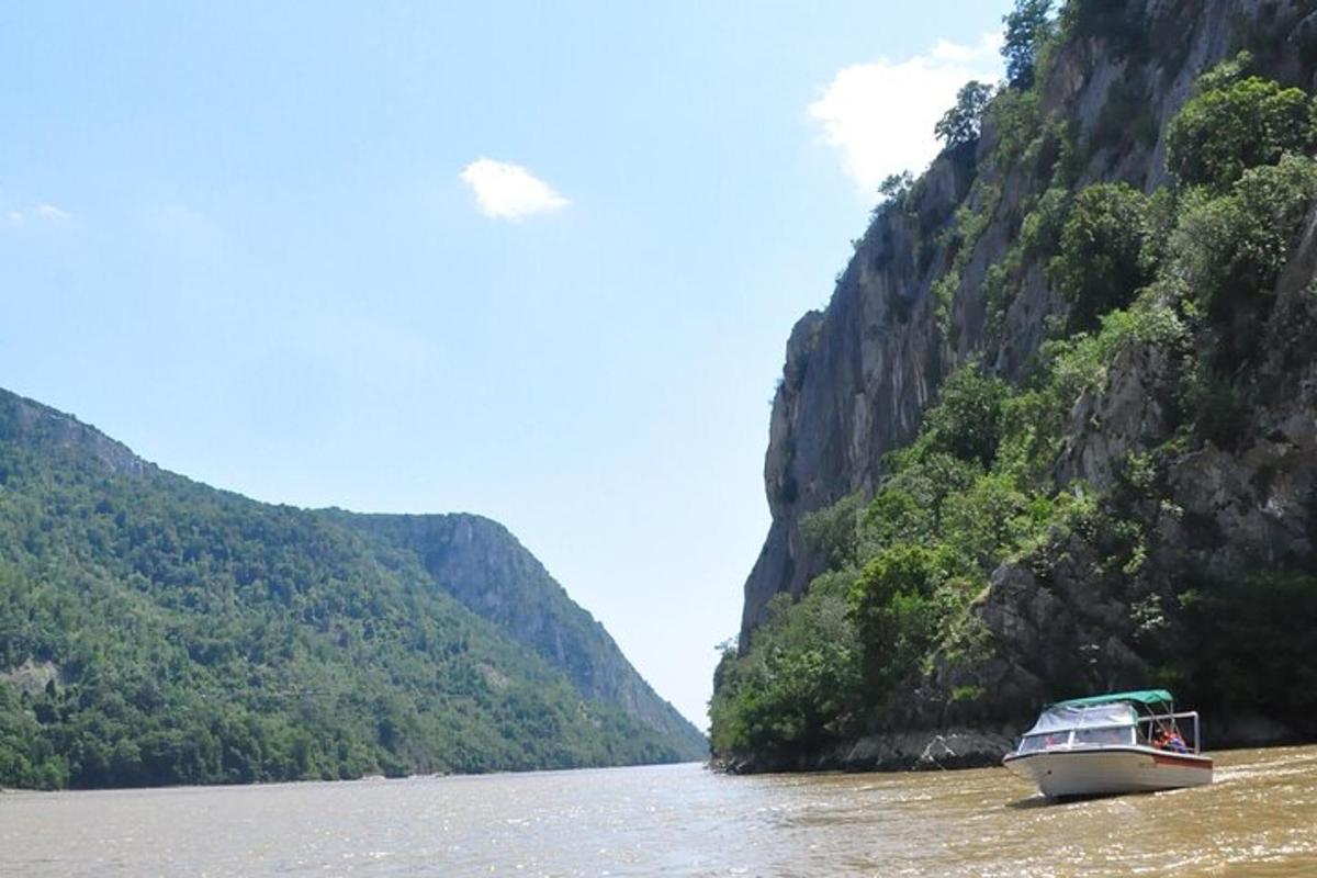 ein Boot im Wasser neben einem Berg