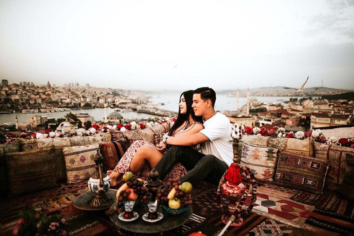 một người đàn ông và một người phụ nữ đang ngồi trên ghế dài