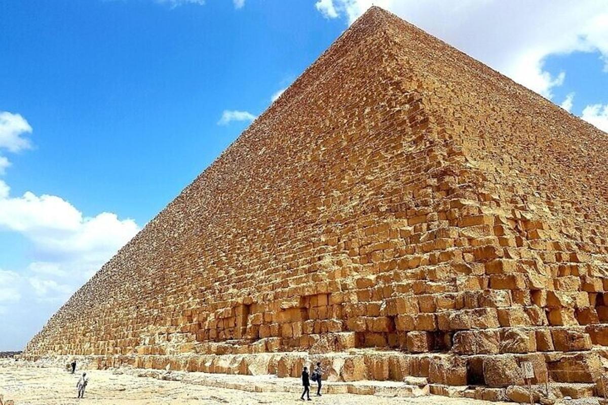 pyramidi, jonka edessä seisoo ihmisiä